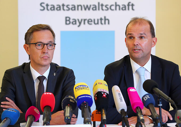 Sie können sich jetzt wieder auf die Mördersuche konzentrieren: Daniel Götz (r), Staatsanwalt als Gruppenleiter der Staatsanwaltschaft Bayreuth und Uwe Ebner, Leiter der SoKo Peggy. Das Bild entstand bei einer Pressekonferenz, nachdem der Verdächtige Manuel S. im vorigen Jahr gestanden hatte, die Leiche des Mädchens im Wald in Thüringen vergraben zu haben. Sie können sich jetzt wieder auf die Mördersuche konzentrieren: Daniel Götz (r), Staatsanwalt als Gruppenleiter der Staatsanwaltschaft Bayreuth und Uwe Ebner, Leiter der SoKo Peggy. Das Bild entstand bei einer Pressekonferenz, nachdem der Verdächtige Manuel S. im vorigen Jahr gestanden hatte, die Leiche des Mädchens im Wald in Thüringen vergraben zu haben.