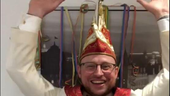Der Faschingsclub Waigolshausen verlegte die Narretei in WhatsApp. Im Bild Sitzungspräsident Frank Gräb bei der Waigowelle. Der Faschingsclub Waigolshausen verlegte die Narretei in WhatsApp. Im Bild Sitzungspräsident Frank Gräb bei der Waigowelle.