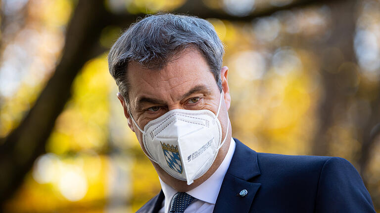 09.11.2021, Bayern, München: Markus Söder (CSU), Ministerpräsident von Bayern, kommt nach einer Sitzung des bayerischen Kabinetts zu einer Pressekonferenz.