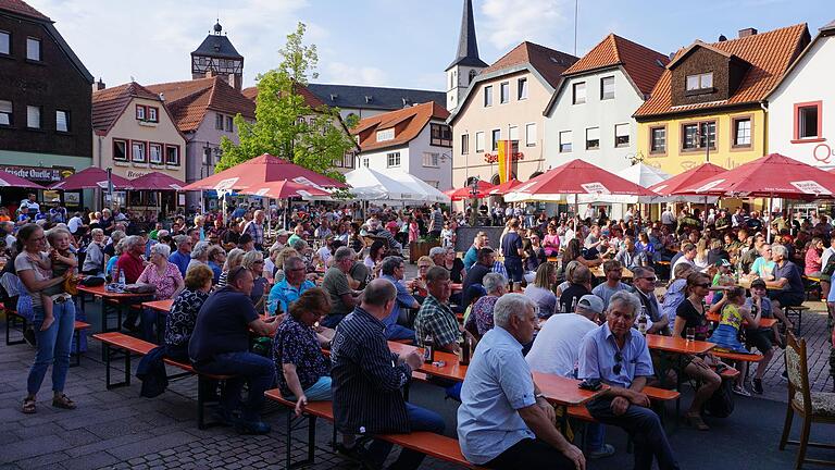 Nach den durch Corona bedingten Einschränkungen durfte in Bischofsheim nun wieder gefeiert werden, freute sich Bürgermeister Georg Seiffert bei seinem Rückblick auf 2022. Das Foto entstand beim Stadtfest. Nach den durch Corona bedingten Einschränkungen durfte in Bischofsheim nun wieder gefeiert werden, freute sich Bürgermeister Georg Seiffert bei seinem Rückblick auf 2022. Das Foto entstand beim Stadtfest.