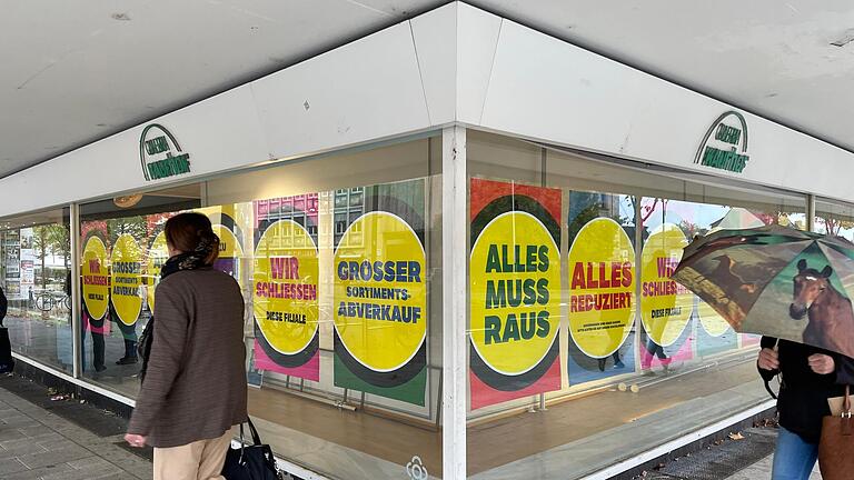 Totalausverkauf bei Galeria Kaufhof in Schweinfurt: Am 1. Februar 2024 muss das Gebäude besenrein dastehen. Schon jetzt beginnt die Schnäppchenjagd. Totalausverkauf bei Galeria Kaufhof in Schweinfurt: Am 1. Februar 2024 muss das Gebäude besenrein dastehen. Schon jetzt beginnt die Schnäppchenjagd.
