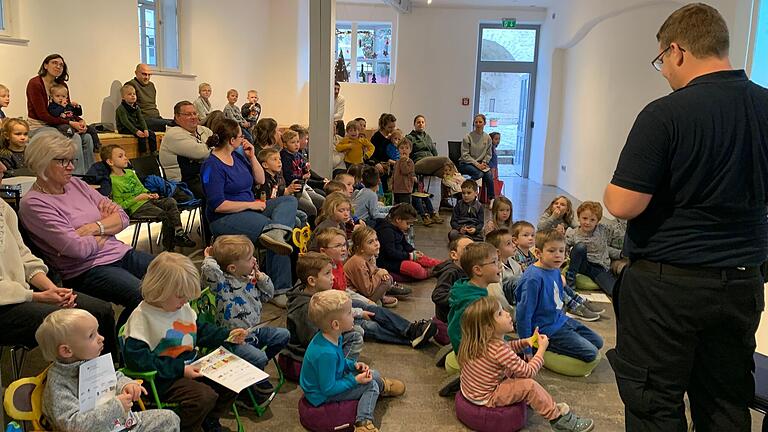 Feuerwehrmann Herr Sturm las den Kindern vor. Feuerwehrmann Herr Sturm las den Kindern vor.