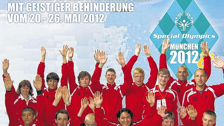 Für Sportler und Trainer der St.-Nikolaus-Schule Marktheidenfeld-Lohr der Lebenshilfe wurde die Teilnahme an den „Special Olympics“ in diesem Jahr zu einem großen Erfolg. Vor dem Veranstaltungsplakat in der hinteren Reihe (von links): Rita Kressmann (Trainerin Schwimmen), Brahim Zaalouki, Viktor Nehring, Daniel Kohnmünch, Fabian Niklaus, David Kasamas, Mario Hudalla (Trainer Leichtathletik)und Bernd Weisner (Delegationsleiter); in der vorderen Reihe (von links): Marco Kuhn, Dominik Krüger, John Breit, Sabrina Touch, Jan Zepmeisel und Dominik Merz (Foto: St.-Nikolaus-Schule). Für Sportler und Trainer der St.-Nikolaus-Schule Marktheidenfeld-Lohr der Lebenshilfe wurde die Teilnahme an den „Special Olympics“ in diesem Jahr zu einem großen Erfolg. Vor dem Veranstaltungsplakat in der hinteren Reihe (von links): Rita Kressmann (Trainerin Schwimmen), Brahim Zaalouki, Viktor Nehring, Daniel Kohnmünch, Fabian Niklaus, David Kasamas, Mario Hudalla (Trainer Leichtathletik)und Bernd Weisner (Delegationsleiter); in der vorderen Reihe (von links): Marco Kuhn, Dominik Krüger, John Breit, Sabrina Touch, Jan Zepmeisel und Dominik Merz (Foto: St.-Nikolaus-Schule).
