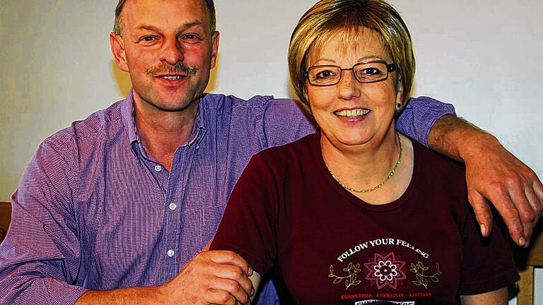 Halten fest zusammen: Harald Deringer hat seiner schwerkranken Schwester Karin Schad vor einem Vierteljahr eine Niere gespendet. Halten fest zusammen: Harald Deringer hat seiner schwerkranken Schwester Karin Schad vor einem Vierteljahr eine Niere gespendet.