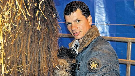 Auf der Martinswiese in Marktheidenfeld, auf der eine Woche lang der „Circus William“ gastiert, kommt ein Kamelbaby zur Welt. Der Zirkus tauft das Tier (im Bild zusammen mit Dompteur Manuel Wille) auf den Namen Laurenzia – in Anlehnung an die Laurenzi-Messe, die jedes Jahr im Sommer in der Stadt stattfindet. Auf der Martinswiese in Marktheidenfeld, auf der eine Woche lang der „Circus William“ gastiert, kommt ein Kamelbaby zur Welt. Der Zirkus tauft das Tier (im Bild zusammen mit Dompteur Manuel Wille) auf den Namen Laurenzia – in Anlehnung an die Laurenzi-Messe, die jedes Jahr im Sommer in der Stadt stattfindet.