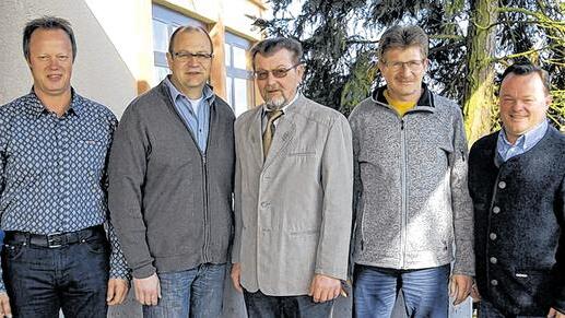 Wiedergewählt: Für die nächsten drei Jahre setzt sich die Vorstandschaft der Sportplatzpflegegemeinschaft Main-Spessart aus dem Vorsitzenden Roman Mehling (Mitte), Schatzmeister Jürgen Metzger (links) und dem Schriftführer Ralf Liebl (zweiter von links) zusammen. Dazu gehören noch die beiden Kassenprüfer Bernhard Spehnkuch (zweiter von rechts) und Markus Weißenberger (rechts). Auf dem Foto fehlt der zweite Vorsitzende Karl-Heinz Hübner.