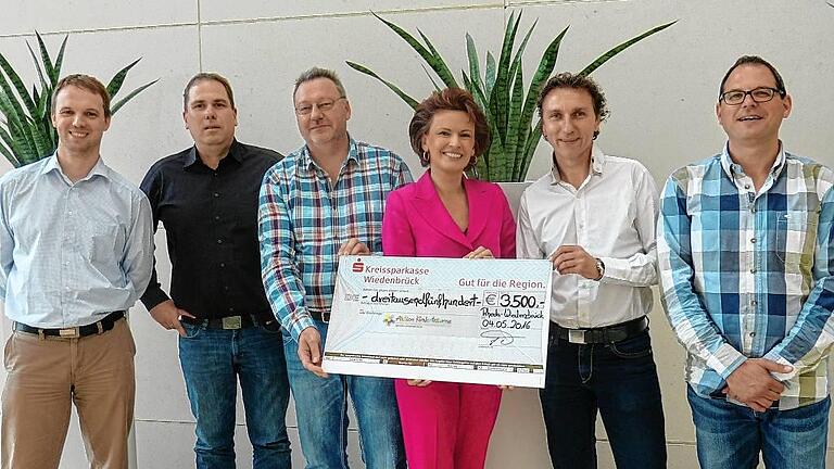 3500-Euro-Spende überreicht für Aktion Kinderträume (von links): Rene Arendes, Andreas Bohl (beide Fa. Tönnies), Norbert Sack (FV Oberlauda), Margit Tönnies (Schirmherrin der Stiftung), Christian Förster (Taubertaler Fleisch und Wurst) und Marco Kuhn (FVO).