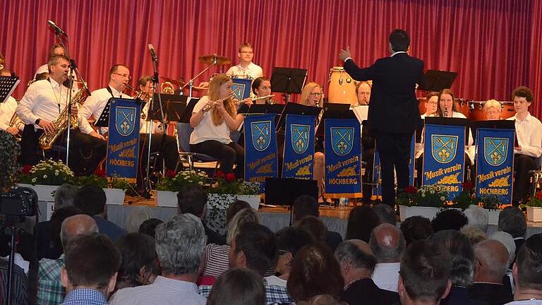 Die Musiker der Höchberger Musikfreunde spielten vor vollem Haus und begeisterten ihre Zuhörer mit tollen Stücken und Arrangements.