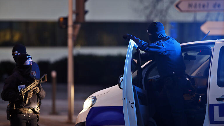 Nach Anschlag in Straßburg - 13.12.2018, Frankreich, Straßburg: Französische Polizisten bewachen eine Straße. Die französische Polizei war mit 700 Polizisten im Einsatz, um den Attentäter eines Anschlags auf einem Weihnachtsmarkt in Straßburg zu fassen. Bei dem Anschlag starben drei Menschen. Foto: Christophe Ena/AP/dpa +++ dpa-Bildfunk +++ Nach Anschlag in Straßburg - 13.12.2018, Frankreich, Straßburg: Französische Polizisten bewachen eine Straße. Die französische Polizei war mit 700 Polizisten im Einsatz, um den Attentäter eines Anschlags auf einem Weihnachtsmarkt in Straßburg zu fassen. Bei dem Anschlag starben drei Menschen. Foto: Christophe Ena/AP/dpa +++ dpa-Bildfunk +++