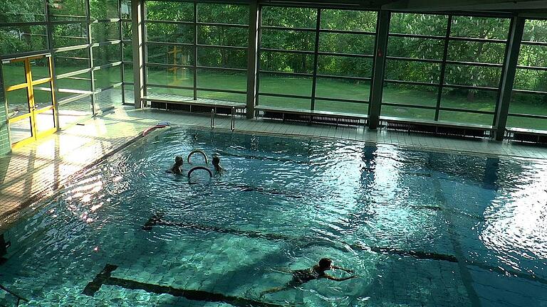 Ungestörtes Badevergnügen wie hier im Bild oder gezielter Unterricht, damit Kinder das Schwimmen lernen, wird es hier im Zeiler Hallenbad bald nicht mehr geben. Doch der Hallenbadverein kämpft weiter für ein Bad, am besten in Zeil.