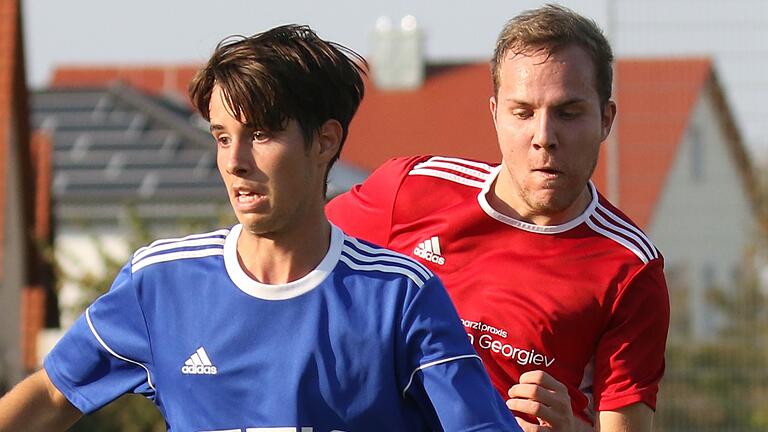 Der FC Iphofen (Lukas Pfannenschmidt, hinten) und der SV Willanzheim (Jonas Grill, vorne) treffen an diesem Wochenende zum Lokalderby aufeinander. In diesem Duell sind die Willanzheimer seit mehr als einem Jahrzehnt ungeschlagen. Der FC Iphofen (Lukas Pfannenschmidt, hinten) und der SV Willanzheim (Jonas Grill, vorne) treffen an diesem Wochenende zum Lokalderby aufeinander. In diesem Duell sind die Willanzheimer seit mehr als einem Jahrzehnt ungeschlagen.