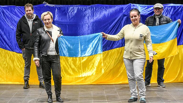 Unter dem Motto 'Culture for Peace' findet am Ostersamstag in Würzburg ein Benefiztag für die Ukraine statt. Hinten von links: Die Initiatoren Jojo Schulz und Hartmut Emser. Vorne von links: Anastasia Schmid vom Verein Mrija und Sandy Rößer vom Dachverband freier Kulturträger. Unter dem Motto 'Culture for Peace' findet am Ostersamstag in Würzburg ein Benefiztag für die Ukraine statt. Hinten von links: Die Initiatoren Jojo Schulz und Hartmut Emser. Vorne von links: Anastasia Schmid vom Verein Mrija und Sandy Rößer vom Dachverband freier Kulturträger.