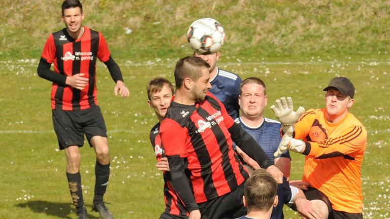 Hochbetrieb vor dem Kasten der SG Oberleichtersbach/Modlos: Zwei Obereschenbacher (rot-schwarze Trikots) und drei Mitspieler kommen hier dem Gäste-Keeper Marcel Kriebsch in die Quere. Foto: ssp - Hochbetrieb vor dem Kasten der SG Oberleichtersbach/Modlos: Zwei Obereschenbacher (rot-schwarze Trikots) und drei Mitspieler kommen hier dem Gäste-Keeper Marcel Kriebsch in die Quere. Foto: ssp Hochbetrieb vor dem Kasten der SG Oberleichtersbach/Modlos: Zwei Obereschenbacher (rot-schwarze Trikots) und drei Mitspieler kommen hier dem Gäste-Keeper Marcel Kriebsch in die Quere. Foto: ssp - Hochbetrieb vor dem Kasten der SG Oberleichtersbach/Modlos: Zwei Obereschenbacher (rot-schwarze Trikots) und drei Mitspieler kommen hier dem Gäste-Keeper Marcel Kriebsch in die Quere. Foto: ssp