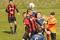 Hochbetrieb vor dem Kasten der SG Oberleichtersbach/Modlos: Zwei Obereschenbacher (rot-schwarze Trikots) und drei Mitspieler kommen hier dem Gäste-Keeper Marcel Kriebsch  in die Quere. Foto: ssp       -  Hochbetrieb vor dem Kasten der SG Oberleichtersbach/Modlos: Zwei Obereschenbacher (rot-schwarze Trikots) und drei Mitspieler kommen hier dem Gäste-Keeper Marcel Kriebsch  in die Quere. Foto: ssp