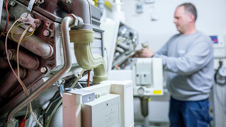 Heizungen mit fossiler Energie wie Öl und Gas sollen in den kommenden Jahren verschwinden. Doch für die Installation alternativer Heizungen fehlt offenbar jede Menge Fachpersonal.