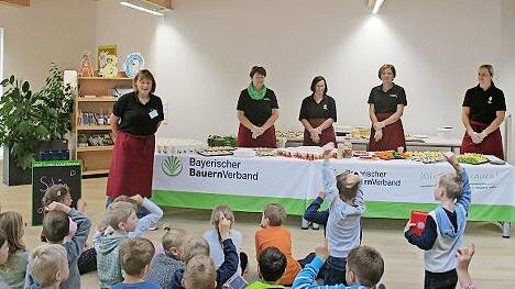 Landfrauen vom Bayerischen Bauernverband besuchten die Grundschule Wartmannsroth.       -  Landfrauen vom Bayerischen Bauernverband besuchten die Grundschule Wartmannsroth.