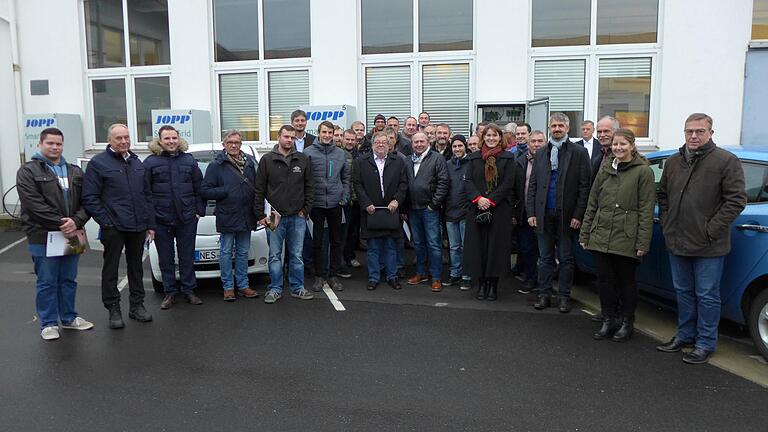 Das Bild zeigt die Besucher zwischen den, für das Projekt beschafften, i-MieVs. Das Bild zeigt die Besucher zwischen den, für das Projekt beschafften, i-MieVs.