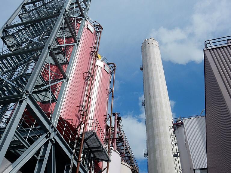 In zwei Silos (links im Bild) wird der Klärschlamm gebunkert.