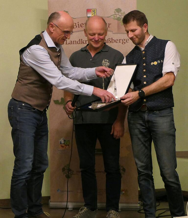 Mangels Nachfolgerin oder Nachfolger, legte (von links) Landrat Wilhelm Schneider zusammen mit Frank Fischer als Vertreter aller Kommunbrauhäuser und Ex-Bierprinzen Sebstian Gocker, die Amtskette zurück in die Schatulle. Mangels Nachfolgerin oder Nachfolger, legte (von links) Landrat Wilhelm Schneider zusammen mit Frank Fischer als Vertreter aller Kommunbrauhäuser und Ex-Bierprinzen Sebstian Gocker, die Amtskette zurück in die Schatulle.
