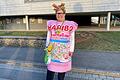 Nicole Großhauser aus Dasing bei Augsburg hat sich für die Fastnacht in Franken als Haribo-Tüte verkleidet.&nbsp;