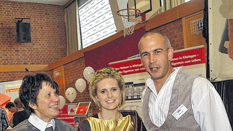 Holzfee Verena Popp (Mitte) schaute zusammen mit Roswitha Luger vom Organisationsteam bei den einzelnen Ausstellern vorbei, wie hier bei Dieter Haag aus Marktsteft.