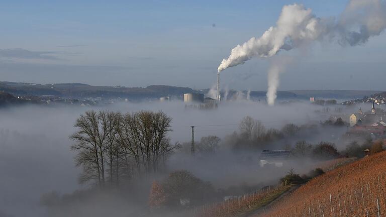 Die Ochsenfurter Zuckerfabrik an einem sonnigen Herbsttag von den Frickenhäuser Weinbergen aus betrachtet. Das stimmungsvolle Bild kann nicht über die Krise hinwegtäuschen, in der die fränkische Zuckerwirtschaft derzeit steckt.&nbsp;