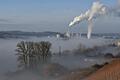Die Ochsenfurter Zuckerfabrik an einem sonnigen Herbsttag von den Frickenhäuser Weinbergen aus betrachtet. Das stimmungsvolle Bild kann nicht über die Krise hinwegtäuschen, in der die fränkische Zuckerwirtschaft derzeit steckt.&nbsp;