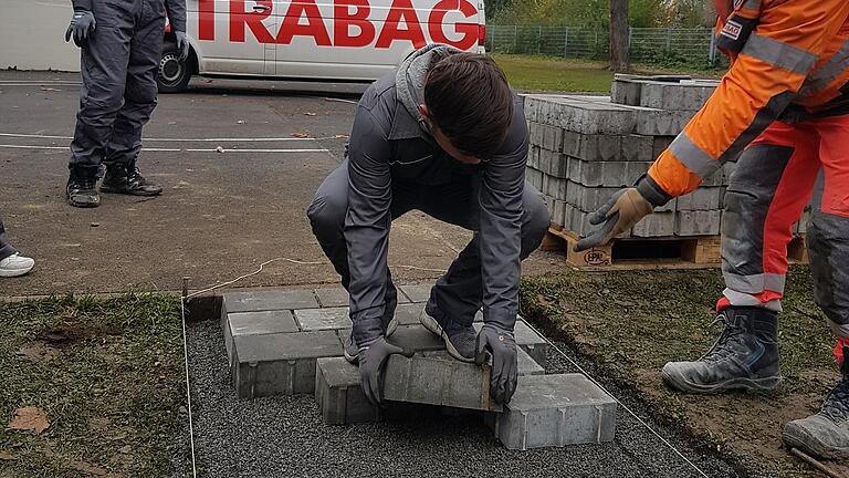 Das Pflaster auf dem Fußweg zwischen Schule und Schülercafé wird verlegt. Das Pflaster auf dem Fußweg zwischen Schule und Schülercafé wird verlegt.