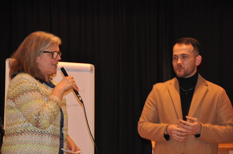 Katharina Schmidt, Vorstandsmitglied des Freundeskreises Asyl, mit ihrem Schützling Abbas Heydari, der seine Heimat in den Haßbergen gefunden hat. Katharina Schmidt, Vorstandsmitglied des Freundeskreises Asyl, mit ihrem Schützling Abbas Heydari, der seine Heimat in den Haßbergen gefunden hat.