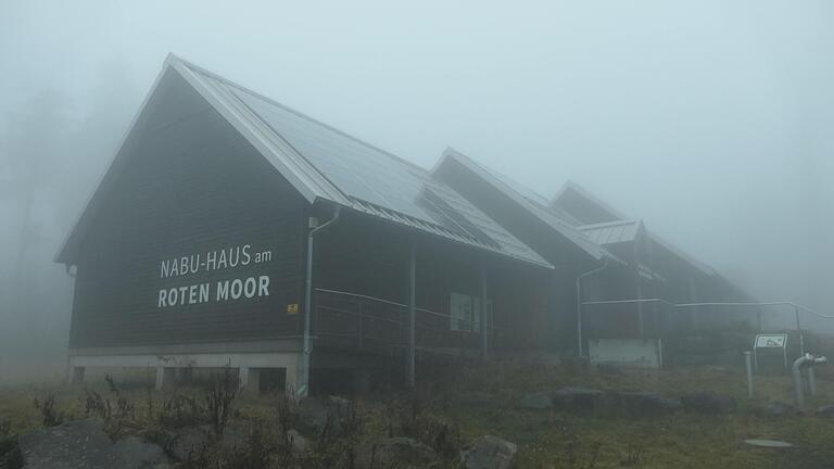 Im Spätherbst, wenn der Nebel das Bild prägt, bleibt das Nabu-Haus am Roten Moor geschlossen.