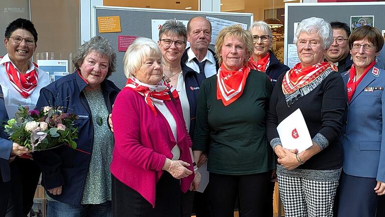 Ausgezeichnet mit der Verdienstplakette in Silber und Bronze sowie mit Dankesurkunde wurden von Diözesanleiterin Martina Mirus (rechts) die ehrenamtlichen Hospizbegleiterinnen und -begleiter (von links) Claudia Benkert (Bronze), Christina Schneide...       -  Ausgezeichnet mit der Verdienstplakette in Silber und Bronze sowie mit Dankesurkunde wurden von Diözesanleiterin Martina Mirus (rechts) die ehrenamtlichen Hospizbegleiterinnen und -begleiter (von links) Claudia Benkert (Bronze), Christina Schneider (Bronze), Elisabeth Stoll (Silber), Ilona Schneider (Bronze), Klaus Straub (Bronze), Ingeborg Zimmermann (Urkunde), Margit Blank (Bronze), Rosa Weber (Urkunde) und Kim Sell (Bronze).