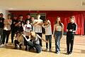 Die Schülerinnen und Schüler der Deutschklasse mit der Theaterpädagogin Daniela Scheuren (Bildmitte).