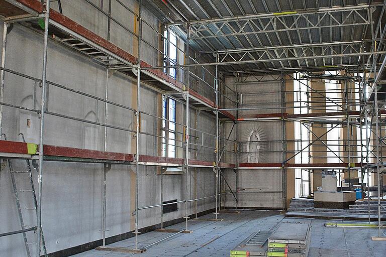 Als die Glasfasertapeten noch an den Wänden klebten, konnte man die Abdrücke der Kreuzwegstationen und vor allem der Marienfigur erkennen. Ein tapezierte Kirche ist übrigens ein Kuriosum und war 1977 die einzige Möglichkeit, das Gotteshaus bis zum Termin der Wiedereröffnung fertig zu stellen. Als die Glasfasertapeten noch an den Wänden klebten, konnte man die Abdrücke der Kreuzwegstationen und vor allem der Marienfigur erkennen. Ein tapezierte Kirche ist übrigens ein Kuriosum und war 1977 die einzige Möglichkeit, das Gotteshaus bis zum Termin der Wiedereröffnung fertig zu stellen.