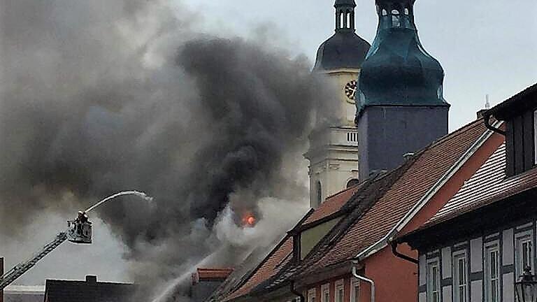 Nahe des Würzburger Torturms in der Uffenheimer Altstadt brannte ein Wohnhaus. Die Bewohner konnten in Sicherheit gebracht werden.