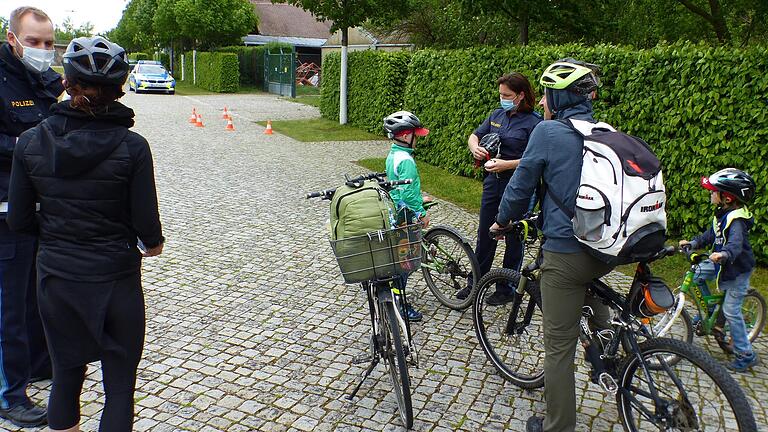 Polizeibeamte geben am Kitzinger Bleichwasen Sicherheitstipps, damit Radler sicher am Verkehr teilnehmen können.