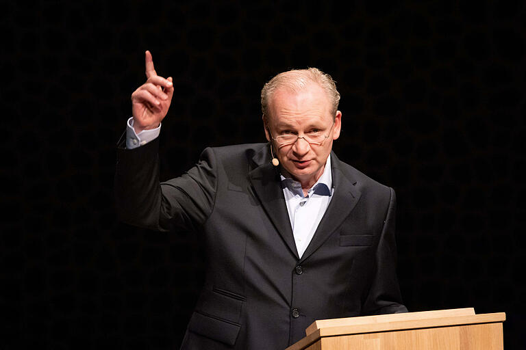 Ferdinand von Schirach, Autor des Theaterstücks 'Gott', bei einem Auftritt in der Hamburger Elbphilharmonie. Ferdinand von Schirach, Autor des Theaterstücks 'Gott', bei einem Auftritt in der Hamburger Elbphilharmonie.