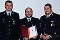 Kommandant Michael Knauer, Jugendwart Matthias Eckert, Kreisjugendwart Dominik Olbrich&nbsp;(von links nach rechts) bei der Überreichung der Silbernen Ehrennadel der Deutschen Jugendfeuerwehr.