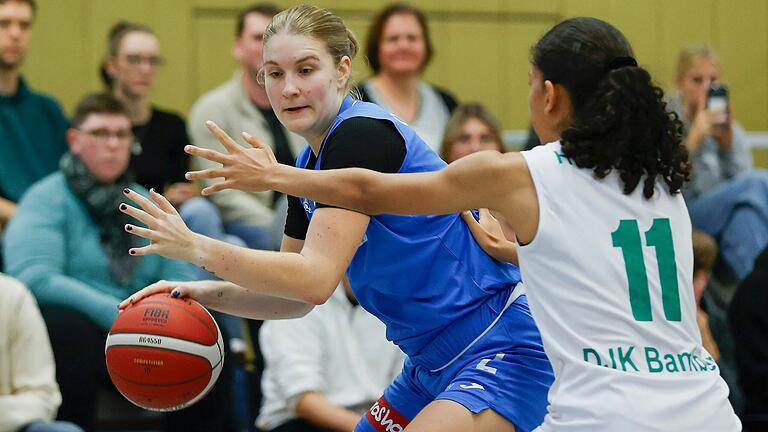 Mit 28 Punkten im Auswärtsspiel der Zweiten Basketball-Bundesliga Süd in Dillingen kaum zu stoppen: Johanna Michel (links) von den QOOL Sharks Würzburg. Dieses Bild entstand im Heimspiel der QOOL Sharks gegen die DJK Bamberg. Mit 28 Punkten im Auswärtsspiel der Zweiten Basketball-Bundesliga Süd in Dillingen kaum zu stoppen: Johanna Michel (links) von den QOOL Sharks Würzburg. Dieses Bild entstand im Heimspiel der QOOL Sharks gegen die DJK Bamberg.