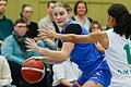 Mit 28 Punkten im Auswärtsspiel der Zweiten Basketball-Bundesliga Süd in Dillingen kaum zu stoppen: Johanna Michel (links) von den QOOL Sharks Würzburg. Dieses Bild entstand im Heimspiel der QOOL Sharks gegen die DJK Bamberg.