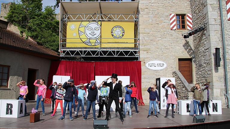 Wo ist der Dieb? Eine Berliner Kinderbande versucht gemeinsam mit Emil, den gemeinen Dieb Herrn Grundeis zu fassen. Wo ist der Dieb? Eine Berliner Kinderbande versucht gemeinsam mit Emil, den gemeinen Dieb Herrn Grundeis zu fassen.