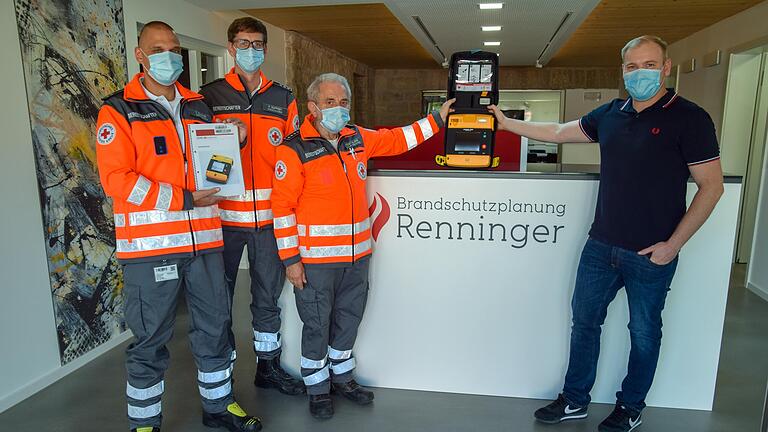 Firmeninhaber Philipp Renninger (rechts) übergibt den gespendeten Defibrillator an die Leiter der BRK-Bereitschaft Giebelstadt. Firmeninhaber Philipp Renninger (rechts) übergibt den gespendeten Defibrillator an die Leiter der BRK-Bereitschaft Giebelstadt.