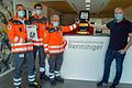 Firmeninhaber Philipp Renninger (rechts) übergibt den gespendeten Defibrillator an die Leiter der BRK-Bereitschaft Giebelstadt.