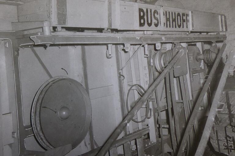 Diese Dreschmaschine der Darlehenskasse Herlheim wurde bis Anfang der 1960er Jahre in den landwirtschaftlichen Betrieben zum Dreschen des Getreides eingesetzt. Diese Dreschmaschine der Darlehenskasse Herlheim wurde bis Anfang der 1960er Jahre in den landwirtschaftlichen Betrieben zum Dreschen des Getreides eingesetzt.