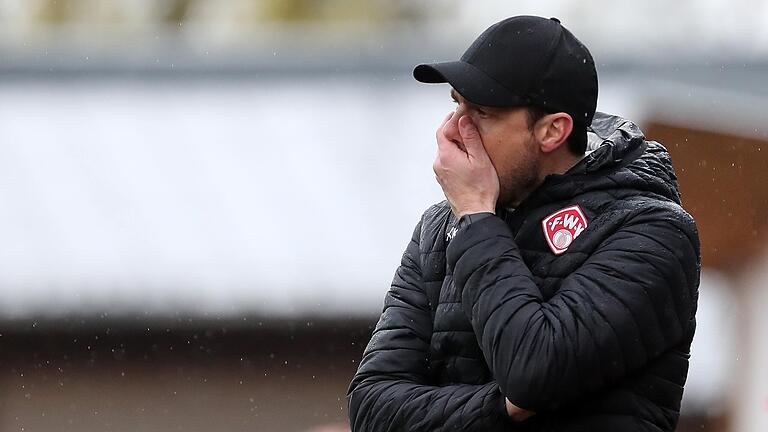 Au Backe! Trainer Marco Wildersinn ist der Frust über das torlose Remis der Würzburger Kickers in Buchbach deutlich anzusehen.