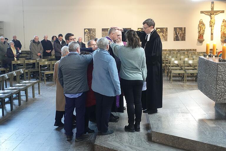 Pfarrer Stefan Meyer wurde von Dekan Dr. Wenrich Slenczka (rechts) als neuer evangelischer Pfarrer von Lengfeld im ÖZ eingeführt. Freunde und Weggefährten aus Obernburg, seinem bisherigen Wirkungsort und Lengfeld bei der Segnung. Pfarrer Stefan Meyer wurde von Dekan Dr. Wenrich Slenczka (rechts) als neuer evangelischer Pfarrer von Lengfeld im ÖZ eingeführt. Freunde und Weggefährten aus Obernburg, seinem bisherigen Wirkungsort und Lengfeld bei der Segnung.