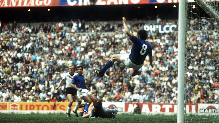 WM 1970 Deutschland - Italien im Aztekenstadion       -  Endrundenspiele zwischen der DFB-Elf und Italien stehen für Deutschland unter keinem guten Stern. Noch keines hat Deutschland gewonnen. Das erste Endrundenspiel zwischen den beiden Mannschaften wurde direkt zum Mythos: zum sogenannten Jahrhunderspiel. Das Halbfinale der WM 1970 war für Deutschland eigentlich verloren ...