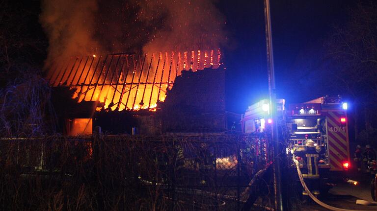 In Kaltensondheim hat in der Silvesternacht eine Scheune gebrannt. Zahlreiche Feuerwehren waren im Einsatz. In Kaltensondheim hat in der Silvesternacht eine Scheune gebrannt. Zahlreiche Feuerwehren waren im Einsatz.