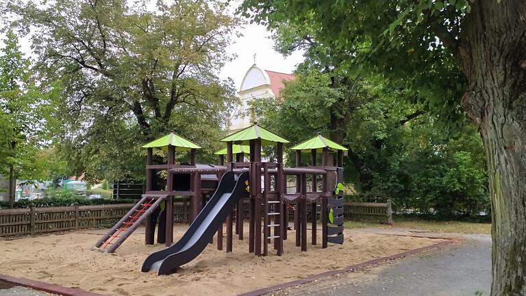 Der sanierte Spielplatz in der Nördlichen Allee in Gerolzhofen ist ab sofort bis auf wenige noch nicht fertiggestellte Bereiche zur Benutzung freigegeben. Das Bild zeigt den großen Kletterturm.