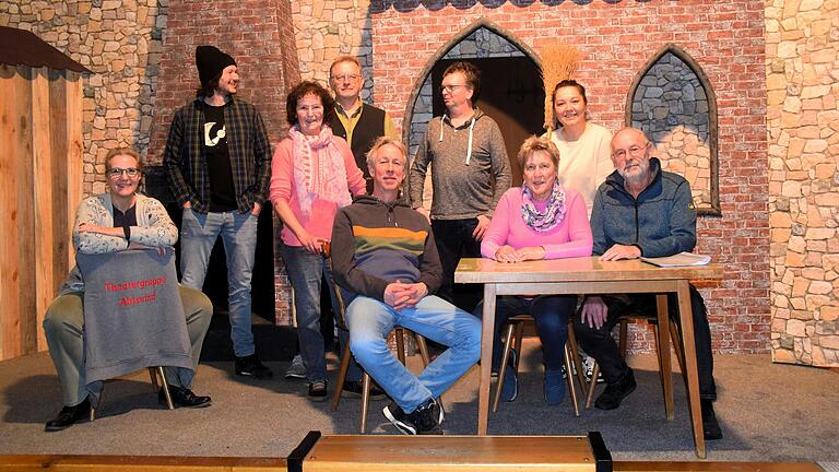 Die Theatergruppe des Feuerwehrvereins Abtswind bringt die Komödie 'Heribert der Klosterfraunarzissengeist' auf die Bühne. Die Theatergruppe des Feuerwehrvereins Abtswind bringt die Komödie 'Heribert der Klosterfraunarzissengeist' auf die Bühne.