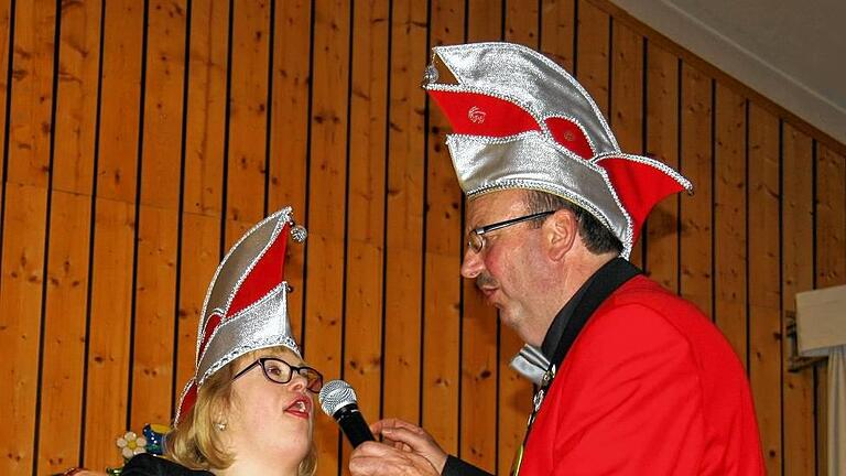 Eine besondere Senatorin: Gesellschaftspräsident Elmar Gimperlein (rechts) erhob die behinderte Sandra Wenkheimer in den närrischen Rang einer Senatorin. Eine besondere Senatorin: Gesellschaftspräsident Elmar Gimperlein (rechts) erhob die behinderte Sandra Wenkheimer in den närrischen Rang einer Senatorin.